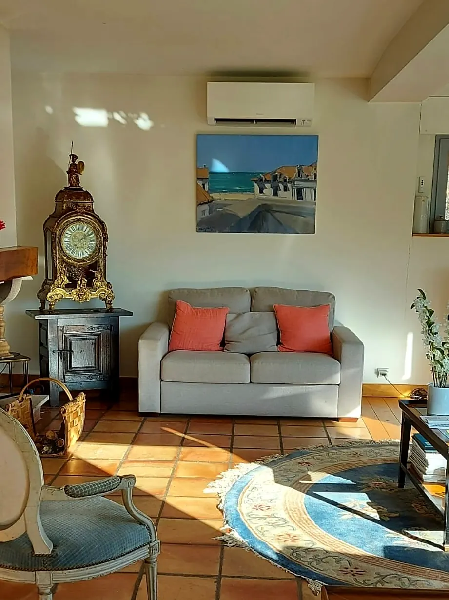 Climatisation réversible installée dans un salon à Pessac